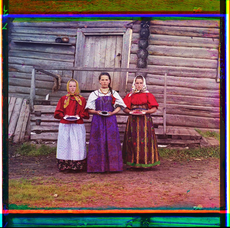 Russian peasant girls in Kirillov